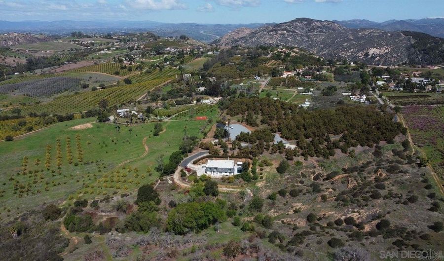 9431 W Lilac Rd, Escondido, CA 92026 - 5 Beds, 6 Bath