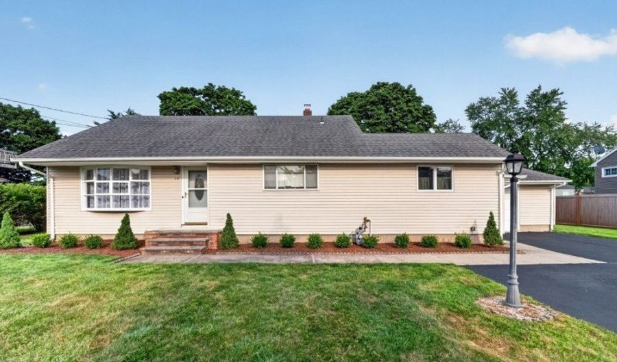 10 Frances Rd, Bayonne, NJ 07035 - 4 Beds, 3 Bath