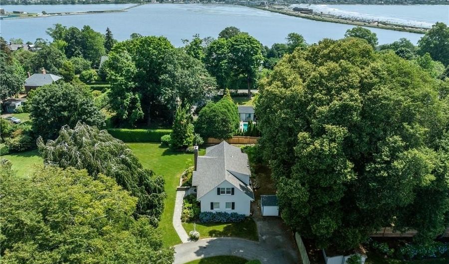 10 Linden Gate Ln, Newport, RI 02840 - 3 Beds, 4 Bath