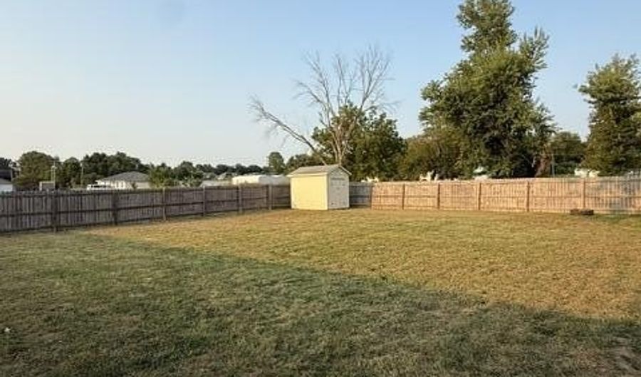 205 E Prospect St, Aurora, MO 65605 - 2 Beds, 2 Bath