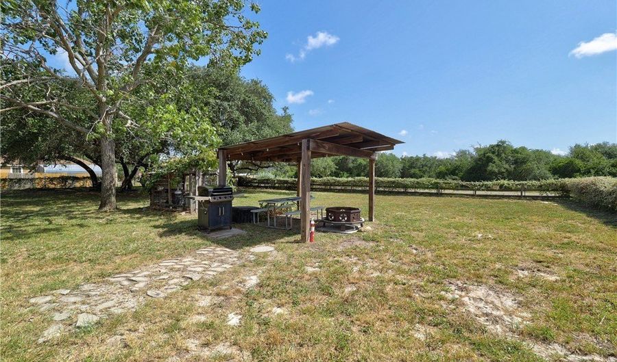 912 S 7th St, Aransas Pass, TX 78336 - 4 Beds, 2 Bath