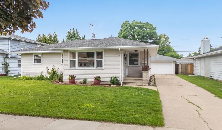 1500 E LINDBERGH St, Appleton, WI 54911 - 3 Beds, 2 Bath