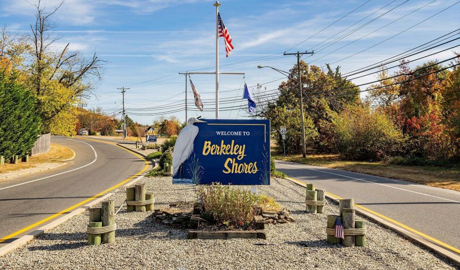 7 Travelers Way, Bayville, NJ 08721 - 4 Beds, 3 Bath