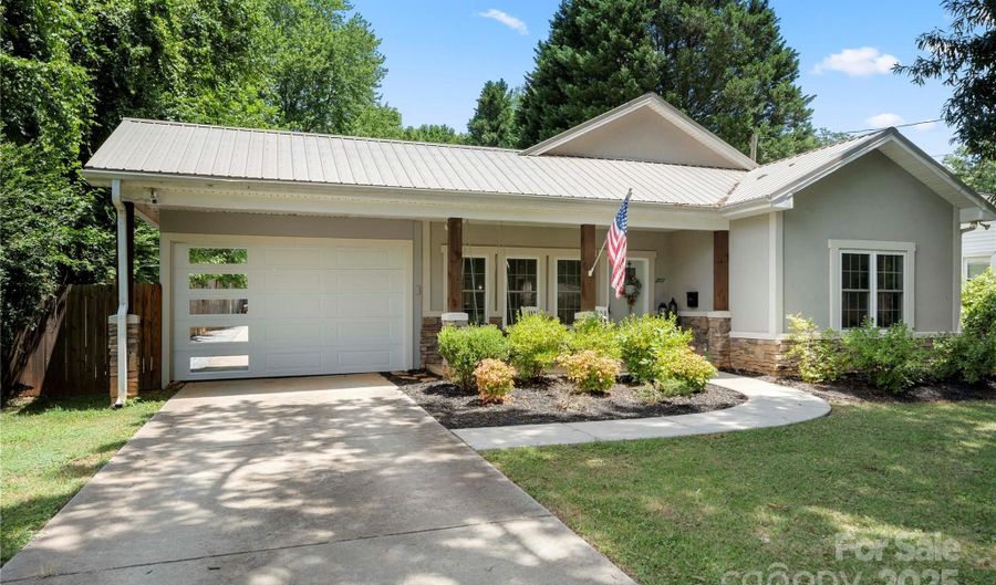 2717 Arnold Dr, Charlotte, NC 28205 - 3 Beds, 3 Bath