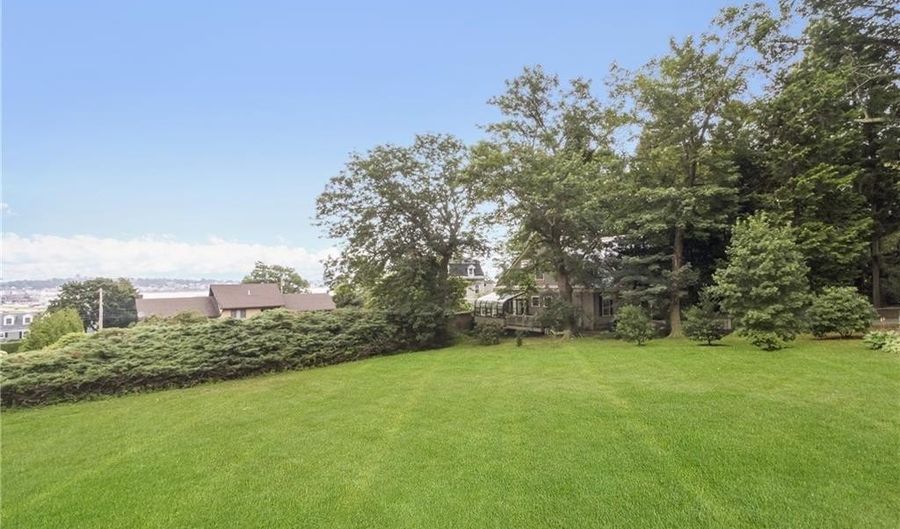 428 Gibbs Ave 4, Newport, RI 02840 - 2 Beds, 2 Bath