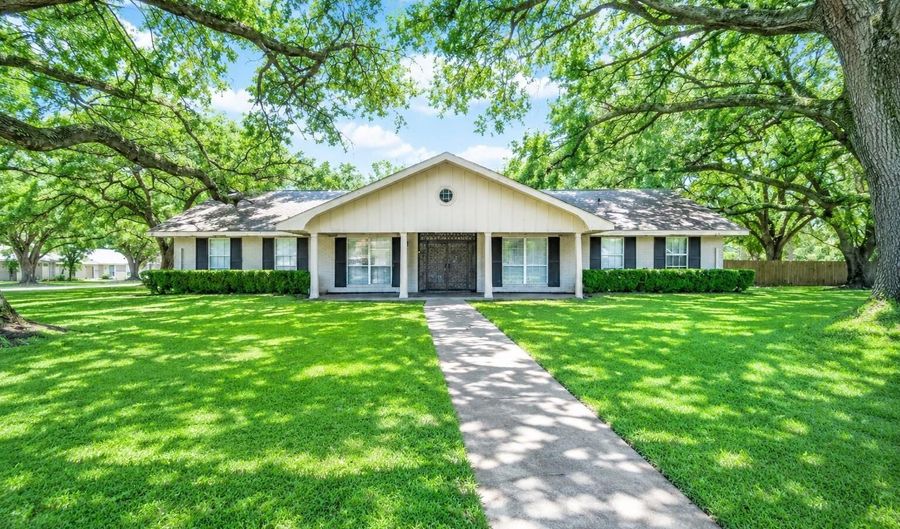 3724 Temple Cir, Alexandria, LA 71302 - 3 Beds, 3 Bath