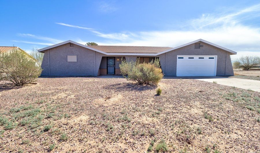 15047 S MOON VALLEY Rd, Arizona City, AZ 85123 - 3 Beds, 3 Bath