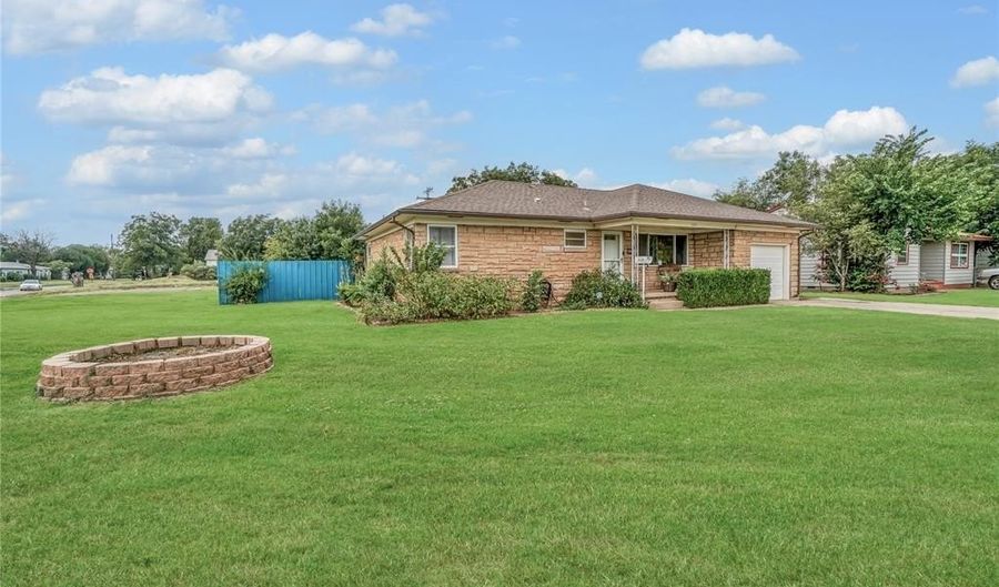 121 Pine Ave, Altus, OK 73521 - 3 Beds, 1 Bath