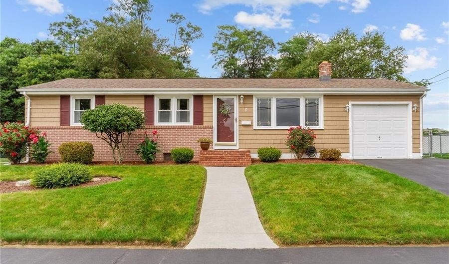 11 Red Robin Rd, Cranston, RI 02920 - 2 Beds, 2 Bath