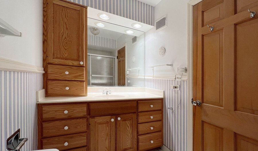 604 S Reuter Dr, Arlington Heights, IL 60005 - 4 Beds, 3 Bath