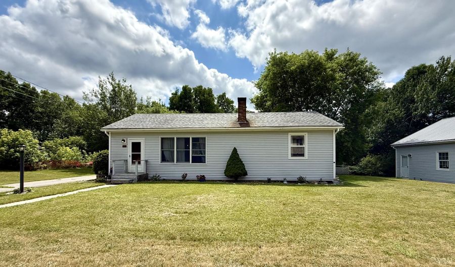 111 Washington St, Baileyville, ME 04694 - 3 Beds, 2 Bath