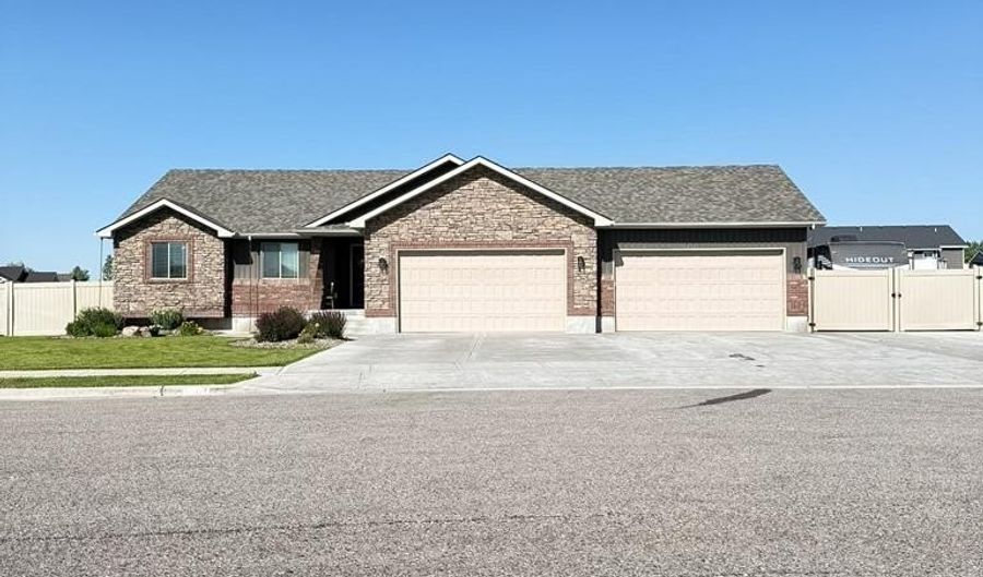 5503 Lakefield Cir, Ammon, ID 83406 - 6 Beds, 3 Bath