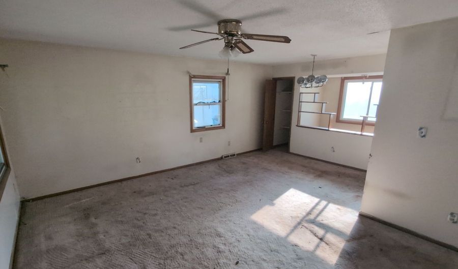 313 SW State St, Ankeny, IA 50023 - 3 Beds, 1 Bath