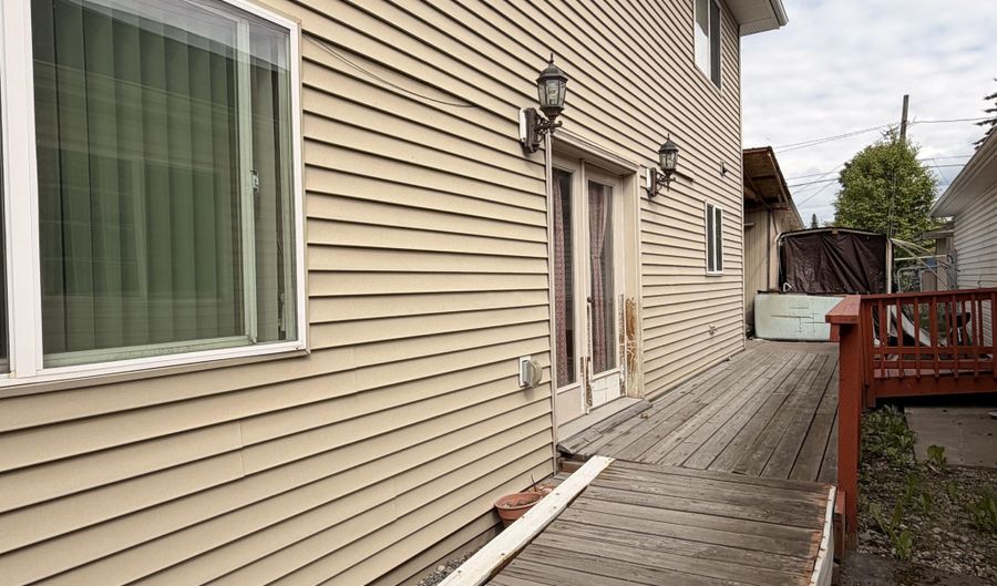285 Flower St, Anchorage, AK 99508 - 6 Beds, 3 Bath