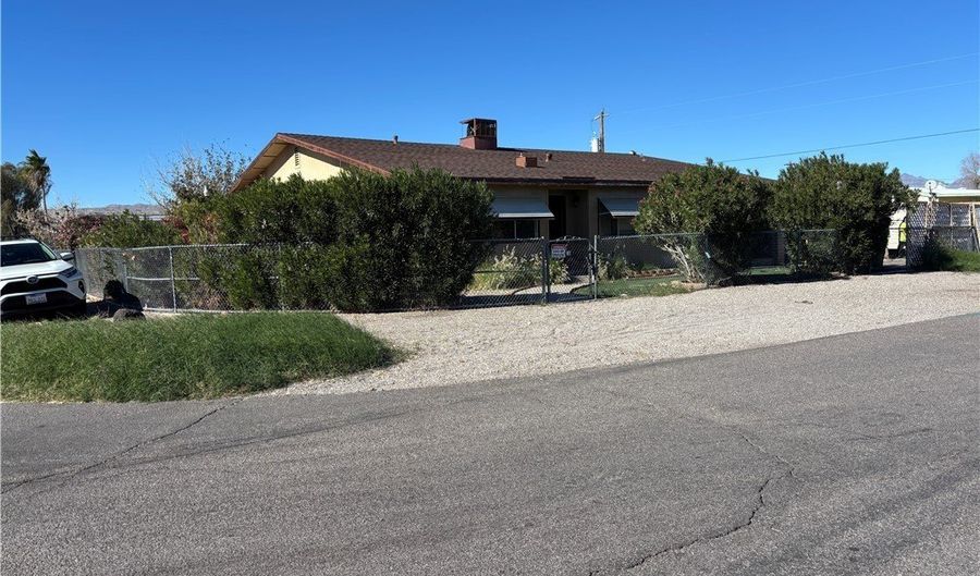 1095 Holly St, Bullhead City, AZ 86442 - 4 Beds, 3 Bath