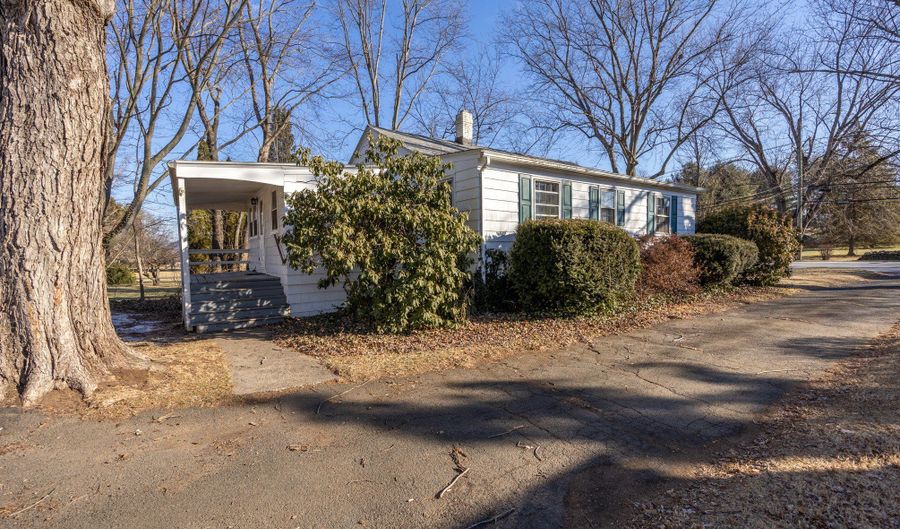 393 S Meriden Rd, Cheshire, CT 06410 - 2 Beds, 2 Bath