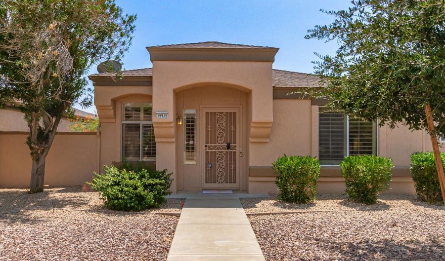 19939 N GREENVIEW Dr, Sun City West, AZ 85375 - 2 Beds, 2 Bath