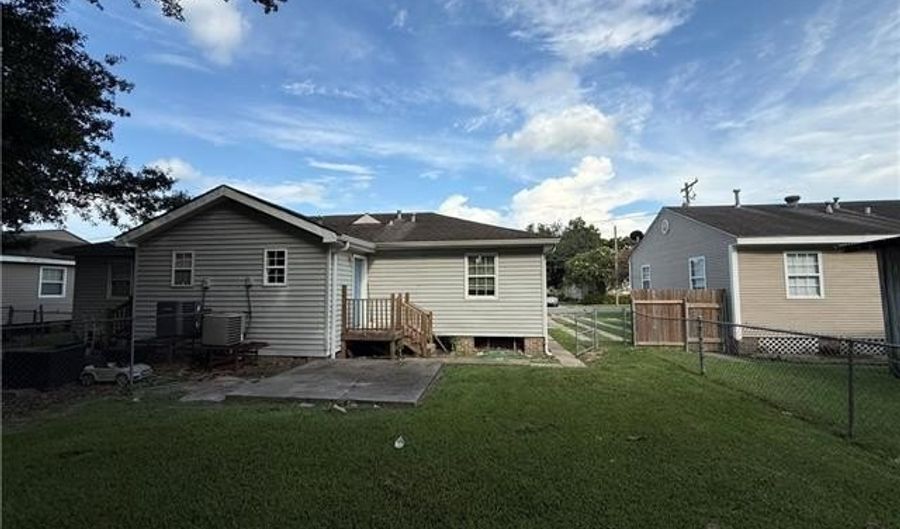 706 COMMUNITY St, Arabi, LA 70032 - 2 Beds, 1 Bath