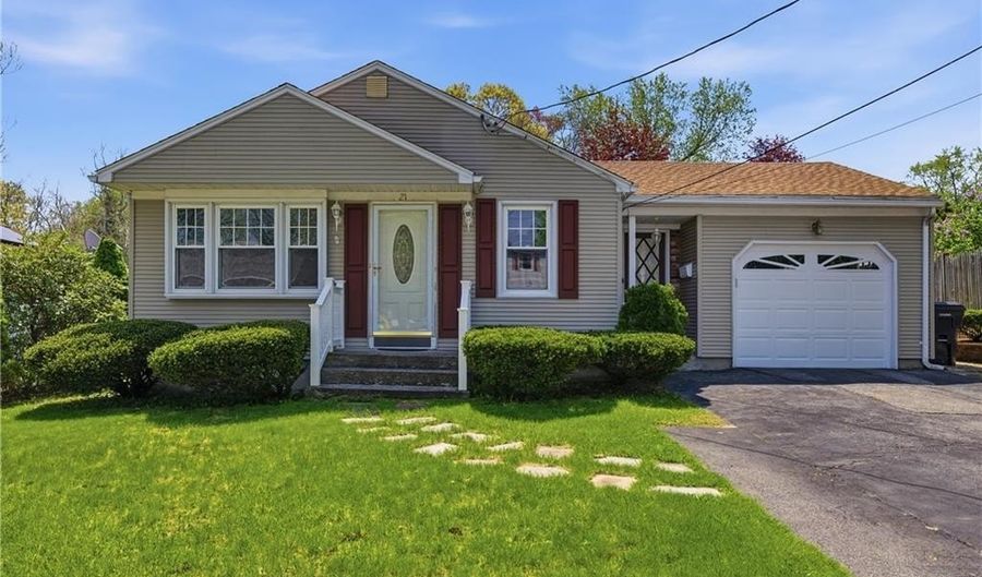 21 Citizen St, Cumberland, RI 02864 - 3 Beds, 1 Bath