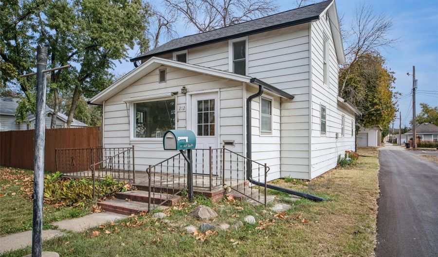 212 Nile Kinnick Dr N, Adel, IA 50003 - 3 Beds, 1 Bath