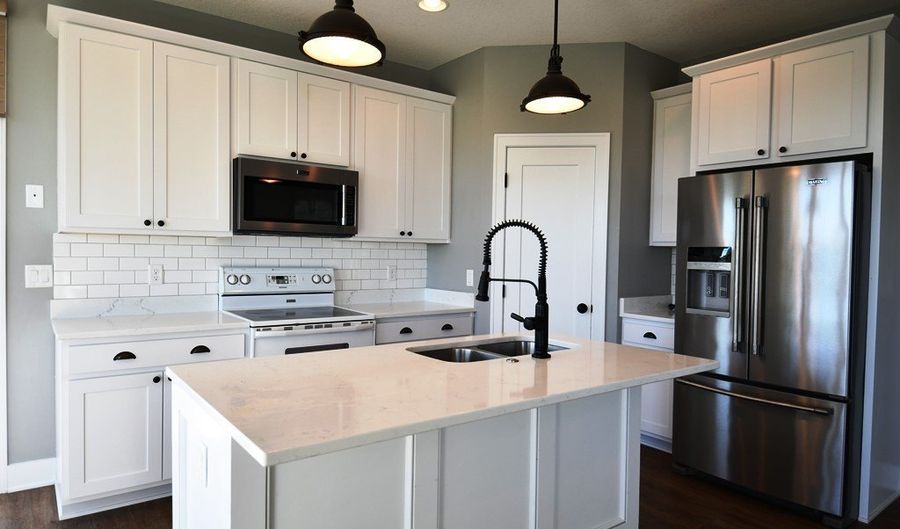 726 35th St SW, Altoona, IA 50009 - 4 Beds, 3 Bath