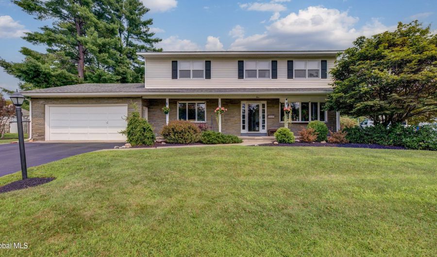 4 Fairway Ct, Albany, NY 12208 - 5 Beds, 3 Bath