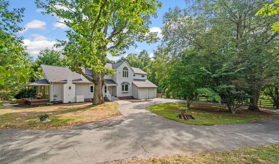 20820 CLARKSBURG Rd, Boyds, MD 20841 - 5 Beds, 4 Bath
