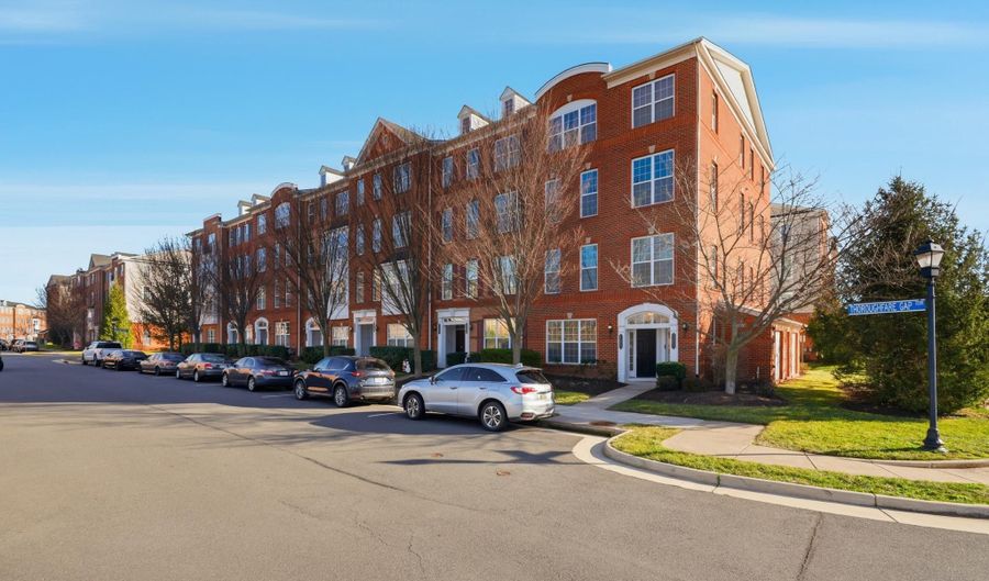 43053 THOROUGHFARE GAP Ter, Ashburn, VA 20148 - 3 Beds, 3 Bath
