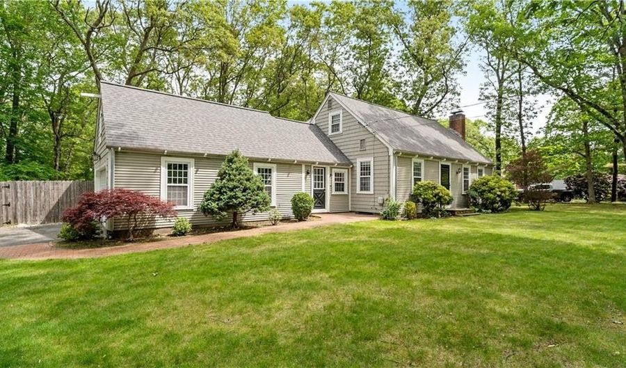 689 Middle Rd, East Greenwich, RI 02818 - 3 Beds, 2 Bath