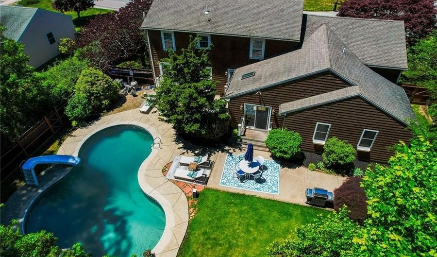 122 Sylvan Dr, East Greenwich, RI 02818 - 3 Beds, 3 Bath
