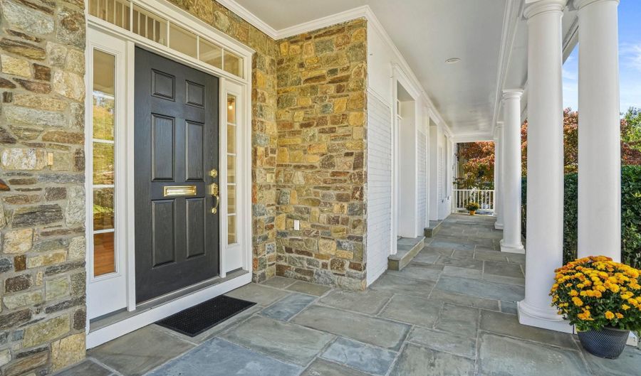 5604 HOOVER St, Bethesda, MD 20817 - 4 Beds, 5 Bath