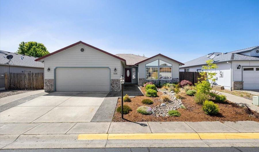 1336 Hawk Dr, Central Point, OR 97502 - 3 Beds, 2 Bath