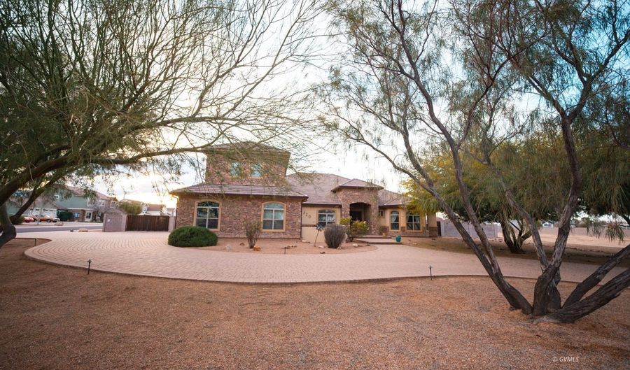2320 N 51ST Ave, Central, AZ 85531 - 4 Beds, 5 Bath