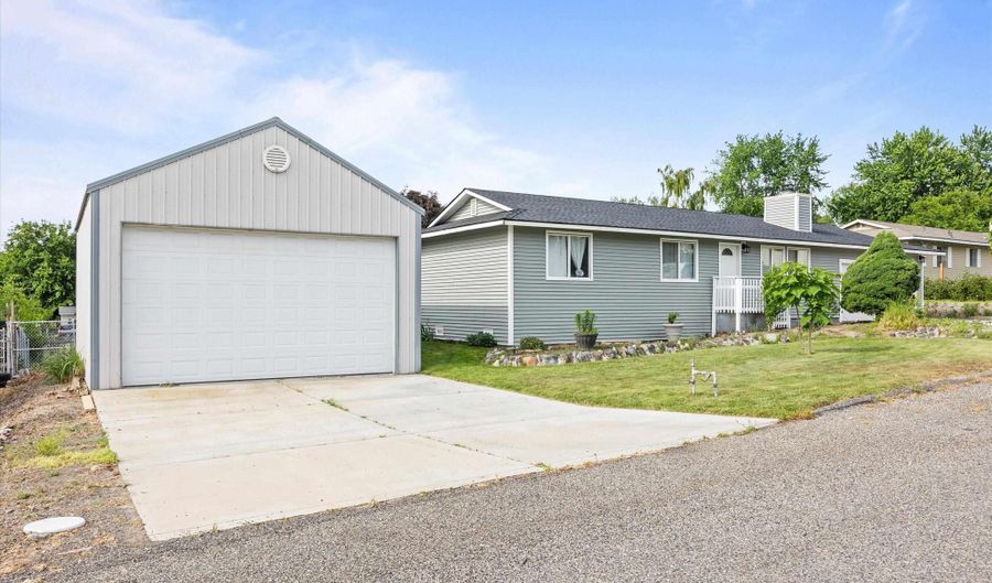 1103 Christopher Ln, Benton City, WA 99320 - 3 Beds, 1 Bath