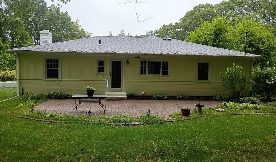 6 Old Pound Hill Rd, North Smithfield, RI 02896 - 2 Beds, 2 Bath