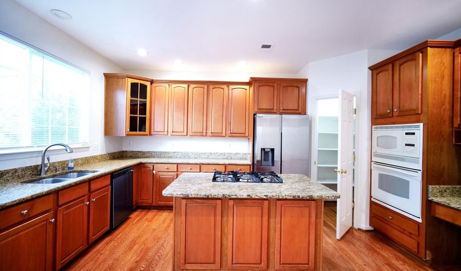 20203 HOPI Dr, Ashburn, VA 20147 - 5 Beds, 3 Bath