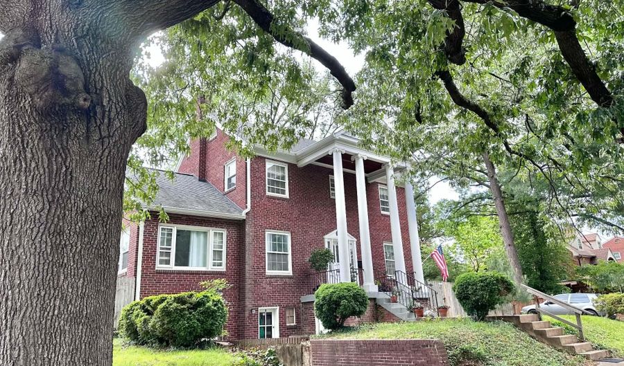 1208 S CLEVELAND St Top Floor, Arlington, VA 22204 - 2 Beds, 2 Bath