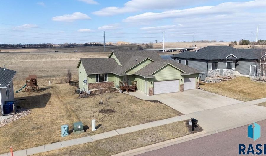 1600 E Liberty Cir, Brandon, SD 57005 - 5 Beds, 3 Bath