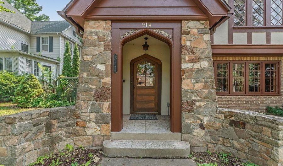 914 Ash St, Baraboo, WI 53913 - 3 Beds, 2 Bath