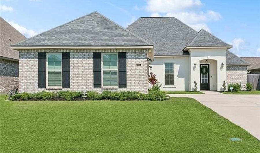 103 CYPRESS PARK Ln, Belle Chasse, LA 70037 - 4 Beds, 3 Bath