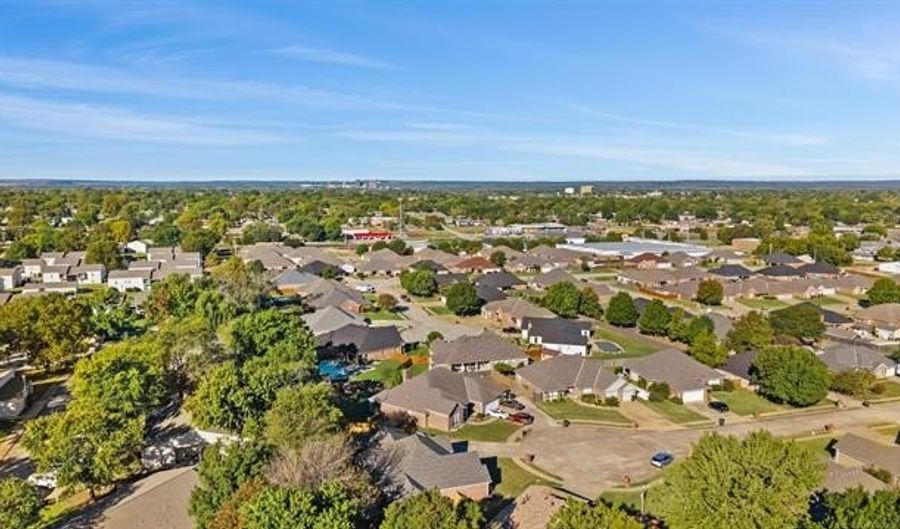 1030 East Dr, Bartlesville, OK 74006 - 3 Beds, 2 Bath