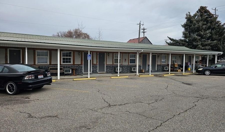 1375 S Broadway St, Blackfoot, ID 83221 - 0 Beds, 20 Bath