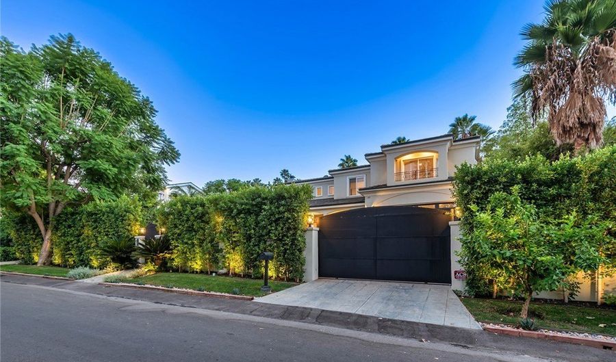 17980 Rancho St, Encino, CA 91316 - 5 Beds, 5 Bath