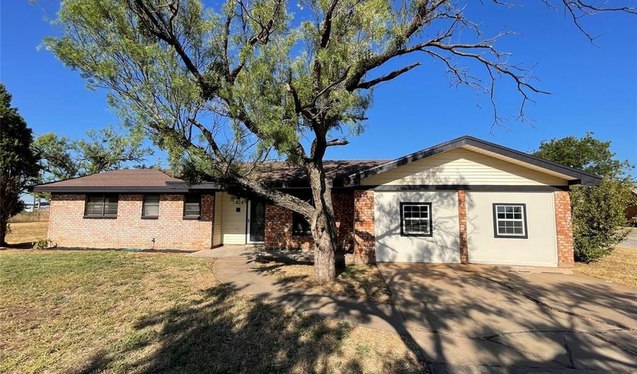 1902 Avenue J, Anson, TX 79501 - 4 Beds, 2 Bath