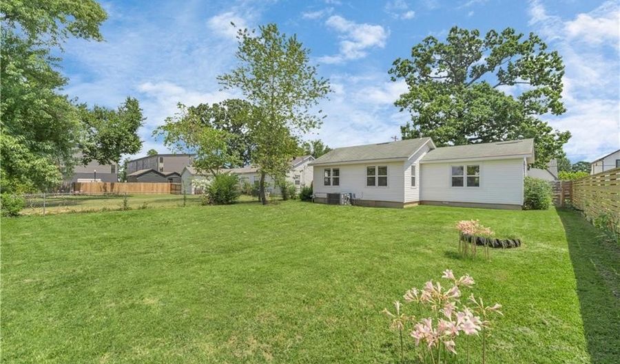 813 NW A St, Bentonville, AR 72712 - 2 Beds, 1 Bath