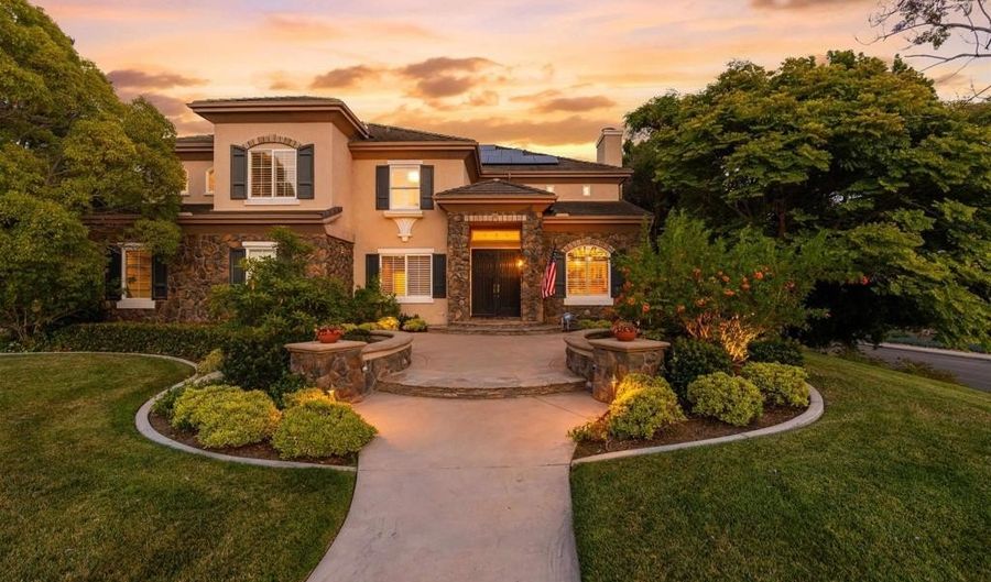 7912 Corte Penca, Carlsbad, CA 92009 - 6 Beds, 5 Bath