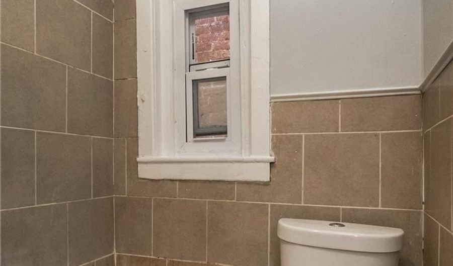 421 N 6th St Apt.2, Allentown, PA 18102 - 3 Beds, 1 Bath