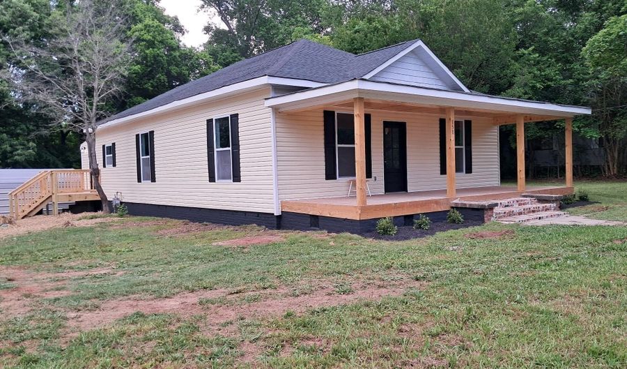 151 S Jackson St, Athens, TN 37303 - 3 Beds, 2 Bath
