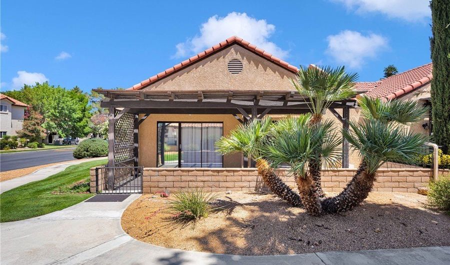 19227 Willow Dr, Apple Valley, CA 92308 - 2 Beds, 2 Bath
