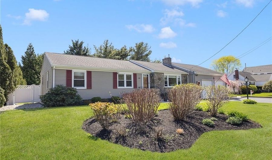 289 Oliphant Ln, Middletown, RI 02842 - 3 Beds, 3 Bath